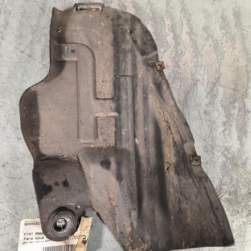 116833707-b86c5bc1-3e89-4cfd-8e3c-9db830553022-Piece-Pare-boue-arriere-droit-46849141-FIAT-PANDA-2-PHASE-1-566a10625c08052fd50a45e7de6dcf69f635138cbf93512fe2bf3905688eb950_m.jpg