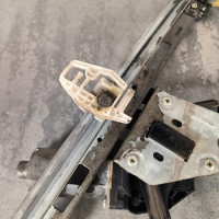 117782713-eac6c19e-2532-47e1-9414-fd5632a3044a-Piece-Leve-vitre-electrique-avant-gauche-9221F9-PEUGEOT-206-PHASE-2-b1d299120fd79062495ca5850dff23d3e65b2b0e50052278abd3213add6e9020_m.jpg