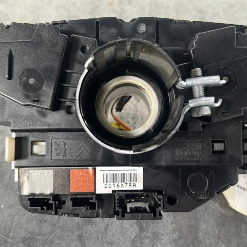 117859165-c0489704-7676-40af-8145-33bcbfce78d2-Piece-Com-Bloc-Contacteur-TournantCommodo-Essuie-GlaceCommodo-Phare-PEUGEOT-308-2-PHASE-1-fe0b2eb680b7f2d5af45dd5f8ce9896e1709708f24ca7e449a8422097664c1bf_m.jpg