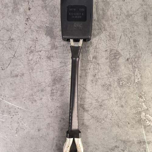 Attache ceinture centrale avant