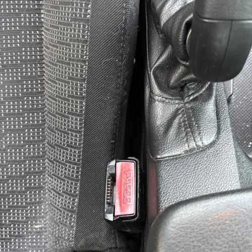 Attache ceinture avant gauche