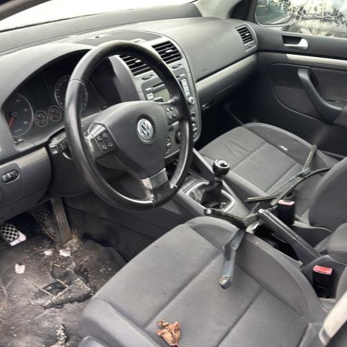 Vehicule-VOLKSWAGEN-GOLF%25205-2007-3bf8e6f6bb7b471f135c98b8d95e4545c2f15e24509eaa726f7399fb3f54e077_m.jpg
