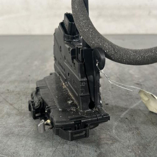 119592890-0d438344-ec87-4301-a870-ebe7ce22b7d8-Piece-Fermeture-centralisee-avant-droit-805029595R-RENAULT-CLIO-5-PHASE-1-a24a476c486bb5e9d258941d8739a8610b5fbd3b813088d15c8b6e1a2993d29e_m.jpg