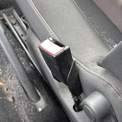 Attache ceinture avant droit