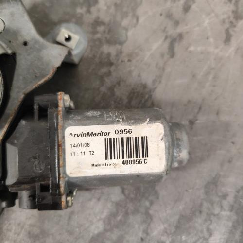 119819889-659ff1c6-9636-450d-8c03-06a567316f31-Piece-Leve-vitre-electrique-avant-droit-8200384741-RENAULT-TWINGO-2-PHASE-1-c719e91239d257b4a507511ca45af18a5256ea1f2d5eedc76881fe4e2267653e_m.jpg