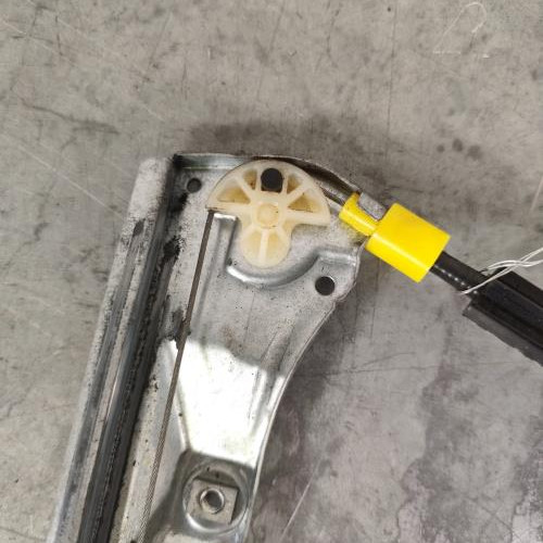 120760335-77f3a483-0aa0-438d-94b4-1a56013391ba-Piece-Leve-vitre-electrique-avant-droit-7701207254-RENAULT-CLIO-2-PHASE-2-02758214ec85d0c7b3d6f1cae2c166c7c9d167d8a7e73eec16a7a2d97132d09f_m.jpg