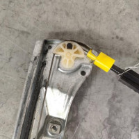 120760335-77f3a483-0aa0-438d-94b4-1a56013391ba-Piece-Leve-vitre-electrique-avant-droit-7701207254-RENAULT-CLIO-2-PHASE-2-02758214ec85d0c7b3d6f1cae2c166c7c9d167d8a7e73eec16a7a2d97132d09f_m.jpg
