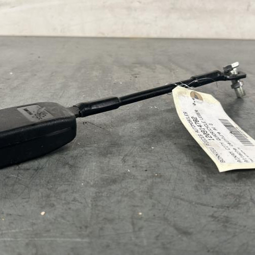 Attache ceinture avant gauche