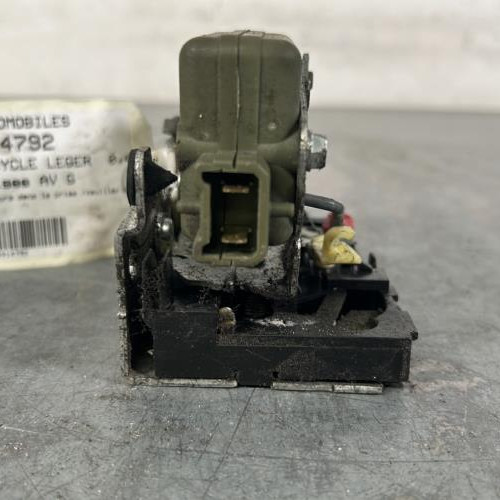 120914792-3f9a6b3c-8e4a-43cf-9113-9bb39d0f2975-Piece-Fermeture-centralisee-avant-gauche-AIXAM-CITY-QUADRICYCLE-LEGER-c12f053bf71e18226f4f6881f3abad534693a4ddf968b30789692b25f57b44c8_m.jpg