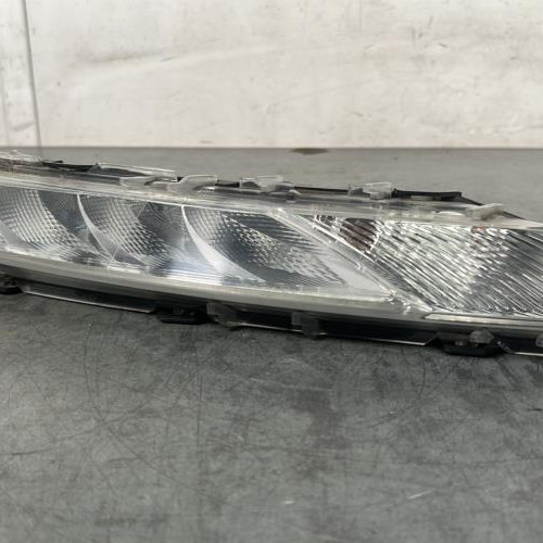 Feu diurne avant droit