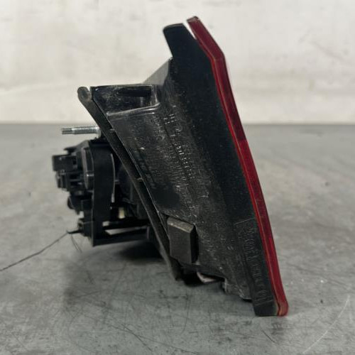 121596196-e3716490-569a-4ea7-a025-f755b8b38284-Piece-Feu-arriere-secondaire-gauche-feux-8V4945093A-AUDI-A3-3-SPORTBACK-PHASE-1-b3f46e31ea8f76f6cd4ade94f4c4f5dc73d0a4b97ee4e8d0f2521f0f9ff6ea48_m.jpg