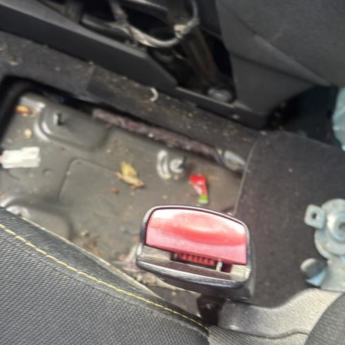 Attache ceinture avant gauche