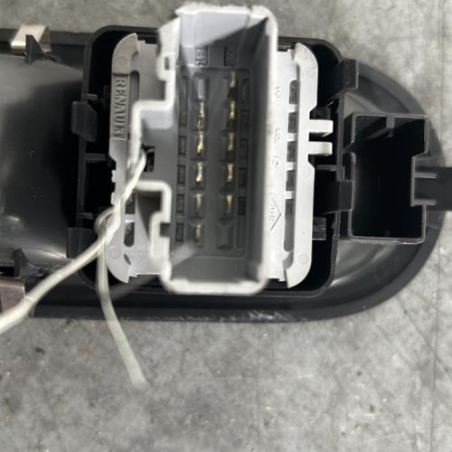 122538625-d71f27d2-daeb-4400-a1a5-1759f34176a4-Piece-Interrupteur-de-leve-vitre-avant-gauche-8200214939-RENAULT-TWINGO-2-PHASE-1-5b0ca2fa6025523dc27bfa20caa0e5ffe7b88c4d44141aa05766ac915d6dd472_m.jpg