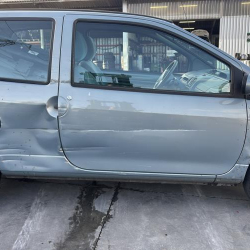 Vehicule-RENAULT-TWINGO%25201%2520PHASE%25203-2004-a2614ee37fd89307b86c88fa4cf017f7c970ad90387f4a5568e80e797c3a374c_m.jpg