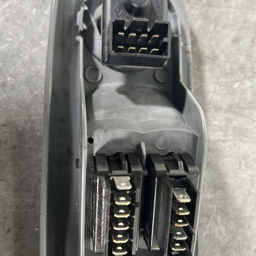 122854309-f814390e-379e-4f65-afdc-4146b64a7f7e-Piece-Interrupteur-de-leve-vitre-avant-gauche-8200189848-RENAULT-TWINGO-1-PHASE-3-8470bf7786d099df2289604814270d822918f99cf111ac367f6ec1ff67f886fd_m.jpg