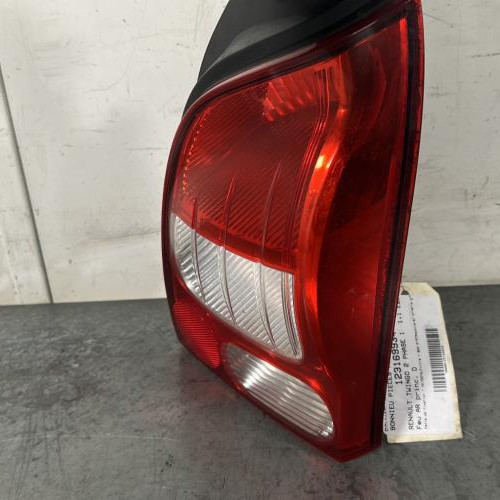 123169934-396b3a64-c37f-488b-82ba-be79807d0503-Piece-Feu-arriere-principal-droit-feux-8200387889-RENAULT-TWINGO-2-PHASE-1-e1aec22c01442dae24897cee802dc69613f2a1984d0a6f4a32cd122b6ec04c70_m.jpg