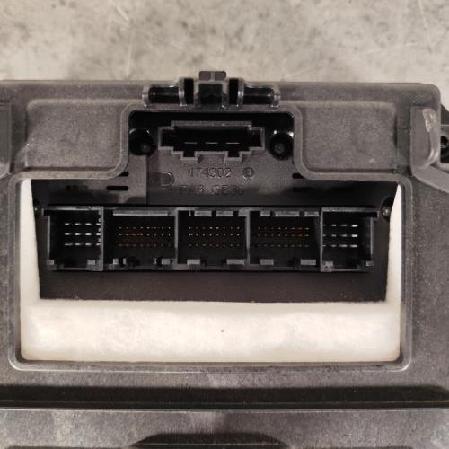123684372-001e92dd-3c75-4468-b069-3bd5ca8dec52-Piece-123684372-Console-central-174302-PORSCHE-CAYENNE-2-PHASE-1-48i-32V-V8-S-4X4-5d4fbfce91db560ae4c5ac64acaec04ab0bf4d18f6c5221d7e75e5306aae1fff_m.jpg