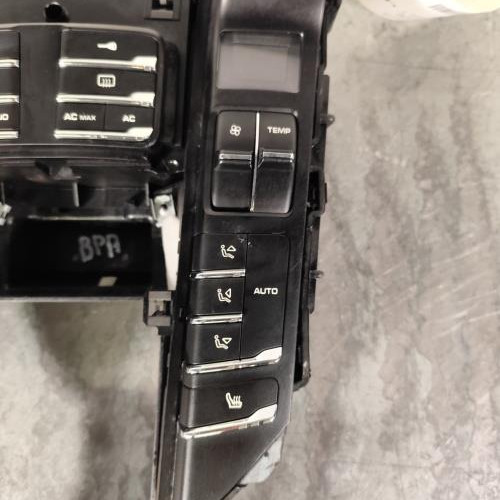 123684372-8f81a525-63e0-41c2-b84a-c8d597453fb4-Piece-123684372-Console-central-174302-PORSCHE-CAYENNE-2-PHASE-1-48i-32V-V8-S-4X4-d04fb88e0dfe696bd45e220f5bc3a3a2f7830c2f4f99b17b763add8103fa47bd_m.jpg