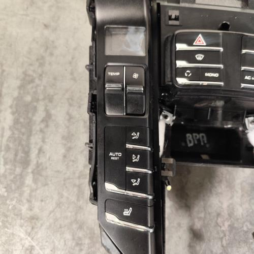 123684372-f3d7eecd-5d58-498b-8369-6a7797a513ea-Piece-123684372-Console-central-174302-PORSCHE-CAYENNE-2-PHASE-1-48i-32V-V8-S-4X4-2c19fef7586f8969cb330ddb7155ade260af32f142f79fd975788835f03a4b13_m.jpg