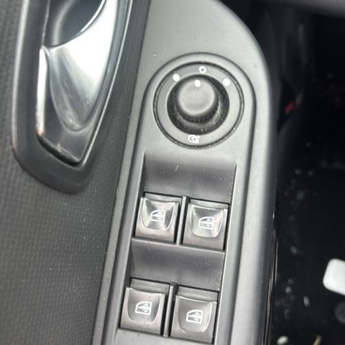 Vehicule-RENAULT-CLIO%25204%2520PHASE%25201%2520BREAK-2015-a20ab4633a30e8feb0450587178ee5296d2f4a760c34340c51786fdf17ec703b_m.jpg