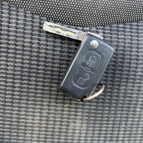 Vehicule-PEUGEOT-308%25201%2520PHASE%25201-2008-9cd9df9bbbeb48b62ecfe89346ffbe7159626b4a7c2594a945498db43b86363e_m.jpg