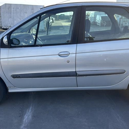 Vehicule-RENAULT-SCENIC-2002-d0d5b86aaee006928d6ca23bc259a7ffefc6f1a2cc751c2e2d619e6240369ae1_m.jpg
