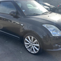 Vehicule-SUZUKI-SWIFT%25203-2007-f0a8065b8e9cb58bf8b74971068ebbbe7a0a25d041edec0f244afa305ea3da4b_m.jpg