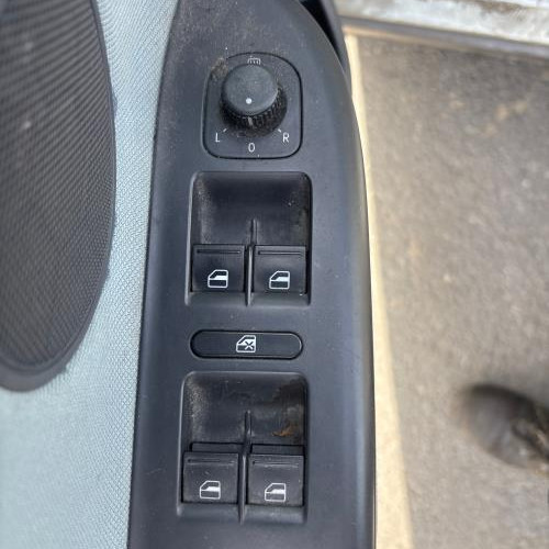 Vehicle-VOLKSWAGEN-GOLF%25205-2007-81b1fa0addd070bd288140a65c1d36afb8bd20117a03bb6bf7141061bbc72f11_m.jpg