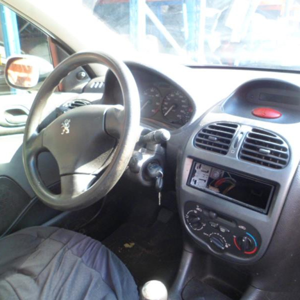 Vehicule-PEUGEOT-206-1-4-2005-2e24544c4113ff0982deae85469342d60c359a32ab541df181fc0009d20bfaa3.JPG