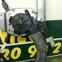 Piece-Mot.-leve-vitre-avant-droit-PEUGEOT-1007-Dolce--Essence-c8c0019980b15221b7e3b5567543622db6a60583ff7a082981710e72e7dda8ad.png