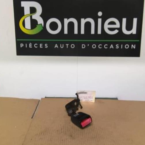 Attache ceinture arriere droit