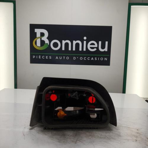 Piece-Feu-arriere-principal-droit-%28feux%29-7701039013-RENAULT-CLIO-1-PHASE-2-bb82fb2d6cd86a008b2aa72a75686fe31338014041034c2527aba55358c1e7a8_mtn.jpg