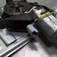 33603975-165d9e05-7147-4f8f-9e4a-ba8674a2e5ef-Piece-33603975-Moteur-leve-vitre-avant-droit-9673154380-PEUGEOT-208-1-PHASE-2-15-BLUE-HDI-16V-TURBO-9c0e976fdbbc987ce584114b5a265fab0273dfb8a24ea4762c83f8bd92f8b682_m.jpg