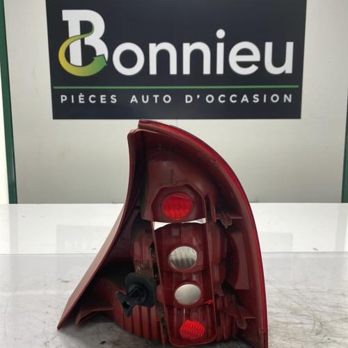 Piece-Feu-arriere-principal-gauche-%28feux%29-8200917488-RENAULT-CLIO-2-PHASE-2-d073cb4b1aacd99b3a0b031d7f93e69bd8cfdeb12a42605a29636a0baae758db_mtn.jpg