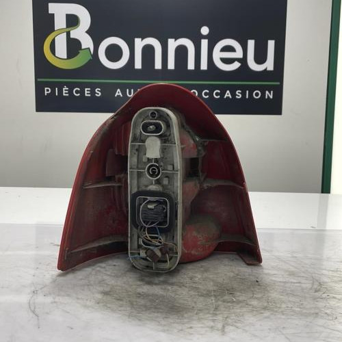 Piece-Feu-arriere-principal-droit-%28feux%29-7700426320-RENAULT-TWINGO-1-PHASE-2-356e4e90e649eb7af188e42a9e271ec44ccd8731c4e9e842f8b3bb513f2a3b45_mtn.jpg