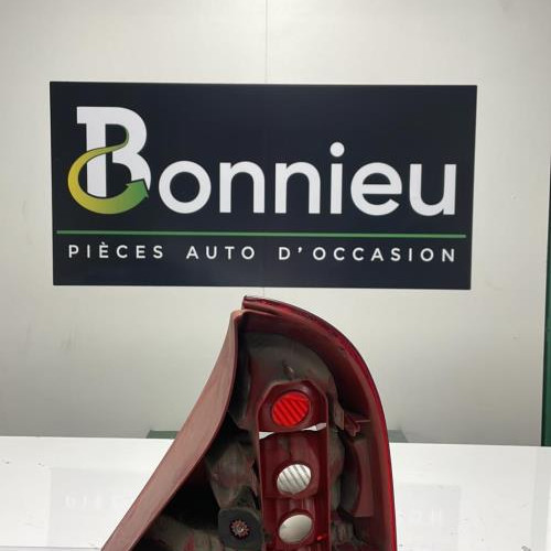 Piece-Feu-arriere-principal-gauche-%28feux%29-8200917488-RENAULT-CLIO-2-PHASE-2-354e16c8d8a820aef5f4d00389a5bc1b9ce392de807117e2e1853cd66a6864c8_mtn.jpg