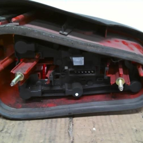 Piece-Feu-arriere-principal-droit-%28feux%29-PEUGEOT-106-PHASE-2-d1a174a25b23ee24083f92416af4108931bb720eccc8cb3eedb6259bfaeef4ba_mtn.jpg