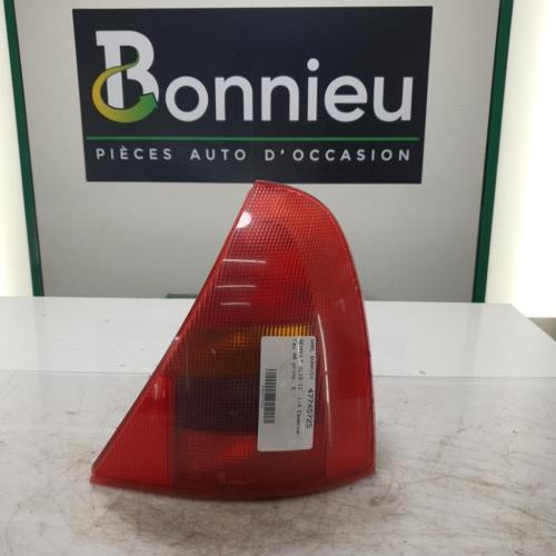 Piece-Feu-arriere-principal-droit-%28feux%29-7700410518-RENAULT-CLIO-2-PHASE-1-f387c55f487eaca1f932f04cd1190b7157550d7fa4b98ae304227512b38b70bf_mtn.jpg