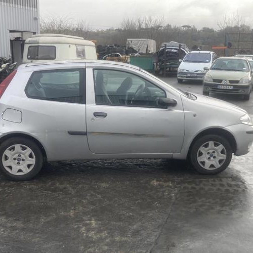 Vehicule-FIAT-PUNTO-2-PHASE-2-2006-b51b1cc530fb5541b124908ea18bbc849dc442619d764f4e575c76eb1b7d3ed7_mtn.jpg