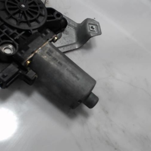 Piece-Moteur-leve-vitre-avant-gauche-RENAULT-ESPACE-3-2.0i--16V-b911ea0039d0fbd07414d665d745cea1226f6d296356152accc6bcfbb2a14187_mtn.jpg