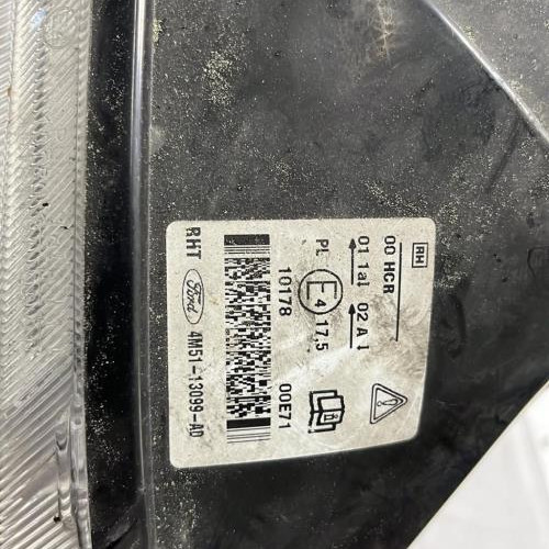 Piece-Optique-avant-principal-droit-%28feux%29%28phare%29-FORD-FOCUS-2-PHASE-1-7ed5f3313fb3928cc29bcb44cb3475ea796d29bc44be63cff9cf2f0e43b31a4d_mtn.jpg