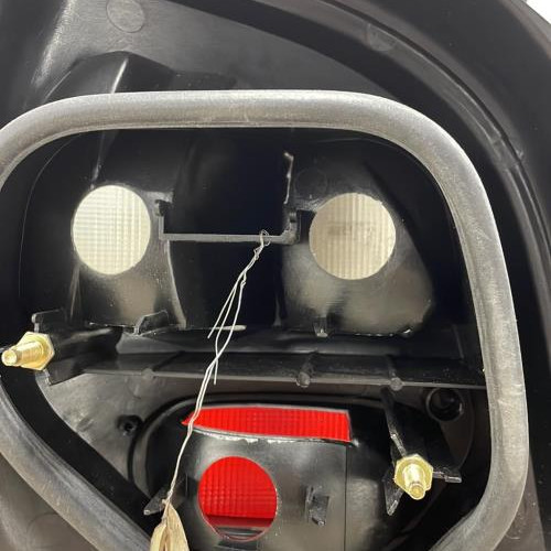 Piece-Feu-arriere-principal-droit-%28feux%29-7701042408-RENAULT-SCENIC-1-PHASE-1-3d25118a9d4ffeda4b806f6328b2f78bbd42421e294af954974e52116a1429f2_mtn.jpg