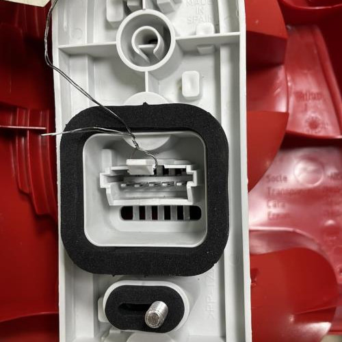 Piece-Feu-arriere-principal-droit-%28feux%29-7700426320-RENAULT-TWINGO-1-PHASE-2-26bd2e246ac7c1948d6541c74cf03432b31c78544dc30b242a6582c46e619070_mtn.jpg
