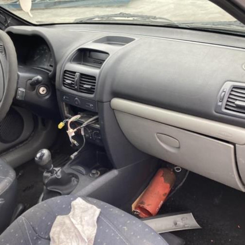 Vehicule-RENAULT-CLIO-2-PHASE-1-2002-780a135b6985838a29031445ae62c4372860e04dd57d3c69ae7303466c770c30_mtn.jpg
