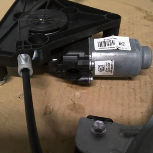 Piece-59209099-Moteur-leve-vitre-avant-droit-PEUGEOT-108-1.0-VTI--12V-8796bde56d1df2e18c5b2b9d839f2d78210df052a8dc371418381cd97b9789e7_mtn.jpg