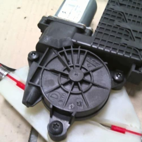 Moteur leve vitre avant droit