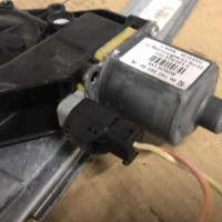 Piece-Moteur-leve-vitre-avant-droit-PEUGEOT-208-1-PHASE-1-820bade24a391acea50a08de275b8d1a26a94db9a490b43923f7ab24fd564d6b_mtn.jpg