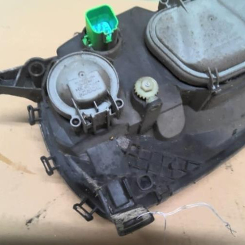 Piece-62634926-Optique-avant-principal-droit-FORD-FIESTA-4-PHASE-2-1.25i--16V-03a79048427f14979623dd86b32e485569d57a95f59220ed16884aec323e8504_mtn.jpg
