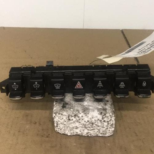 Piece-Bouton-de-warning-96638425XT-PEUGEOT-3008-1-PHASE-1-e5217b8ab6fc70ec3219bd15ac877a3d7c788dcdad3a0997f7cbe841df29b148_mtn.jpg