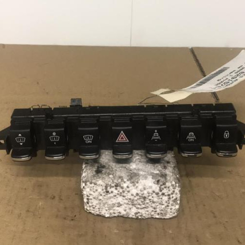 Piece-Bouton-de-warning-96638425XT-PEUGEOT-3008-1-PHASE-1-12cd5b0cc995d8f7c7baeaff4d3b8a3c2047e0817103f62674e9ab63b7fe7216_mtn.jpg